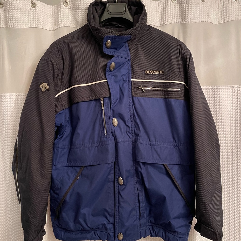 Like new DESCENTE ski jacket size M. Great looking stylish jacket. No stains,